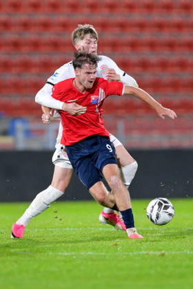 v.li.: Jeroen Krupa (Unterhaching, 9) Benedikt Kuhn (Landsberg, 24) im Zweikampf, Duell, duel, tackle, Dynamik, Action, Aktion, 13.10.2026, Unterhaching (Deutschland), Fussball, Regionalliga Bayern, SpVgg Unterhaching - TSV 1882 Landsberg