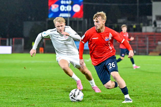 v.li.: Maximilian Seemueller (Landsberg, 11) Andy Breuer (Unterhaching, 26) im Zweikampf, Duell, duel, tackle, Dynamik, Action, Aktion, 13.10.2026, Unterhaching (Deutschland), Fussball, Regionalliga Bayern, SpVgg Unterhaching - TSV 1882 Landsberg