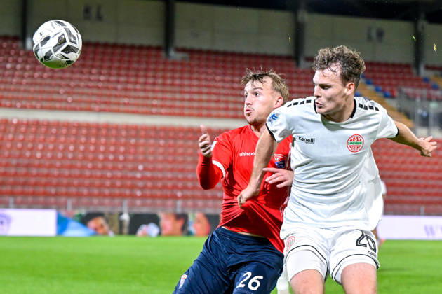 v.li.: Andy Breuer (Unterhaching, 26) Leon Bucher (Landsberg, 20) im Zweikampf, Duell, duel, tackle, Dynamik, Action, Aktion, 13.10.2026, Unterhaching (Deutschland), Fussball, Regionalliga Bayern, SpVgg Unterhaching - TSV 1882 Landsberg