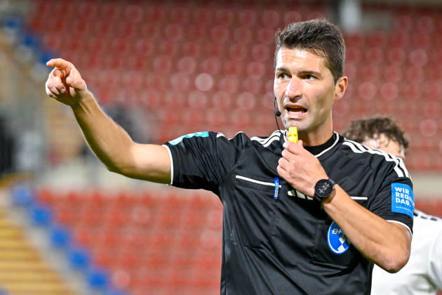Andreas Dinger (Schiedsrichter, Referee) gibt Anweisungen, gestikuliert, mit den Armen gestikulieren, gives instructions, gesticulate, 13.10.2026, Unterhaching (Deutschland), Fussball, Regionalliga Bayern, SpVgg Unterhaching - TSV 1882 Landsberg