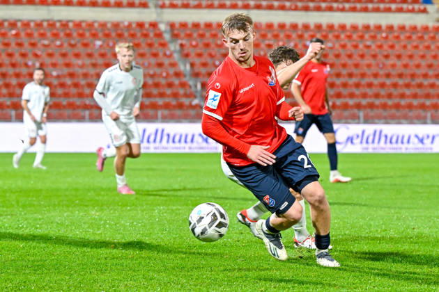 Andy Breuer (Unterhaching, 26) am Ball, 13.10.2026, Unterhaching (Deutschland), Fussball, Regionalliga Bayern, SpVgg Unterhaching - TSV 1882 Landsberg