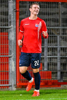 Torschütze Cornelius Pfeiffer (Unterhaching, 22) mit Torjubel, Jubel, Torjubel, Torerfolg, celebrate the goal, goal, celebration, Jubel ueber das Tor zum 1:0, optimistisch, Freisteller, Einzelbild, Aktion, Action, 13.10.2026, Unterhaching (Deutschland), Fussball, Regionalliga Bayern, SpVgg Unterhaching - TSV 1882 Landsberg