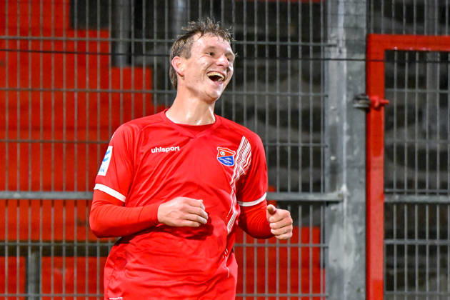 Torschütze Cornelius Pfeiffer (Unterhaching, 22) mit Torjubel, Jubel, Torjubel, Torerfolg, celebrate the goal, goal, celebration, Jubel ueber das Tor zum 1:0, optimistisch, Einzelbild, Aktion, Action, 13.10.2026, Unterhaching (Deutschland), Fussball, Regionalliga Bayern, SpVgg Unterhaching - TSV 1882 Landsberg