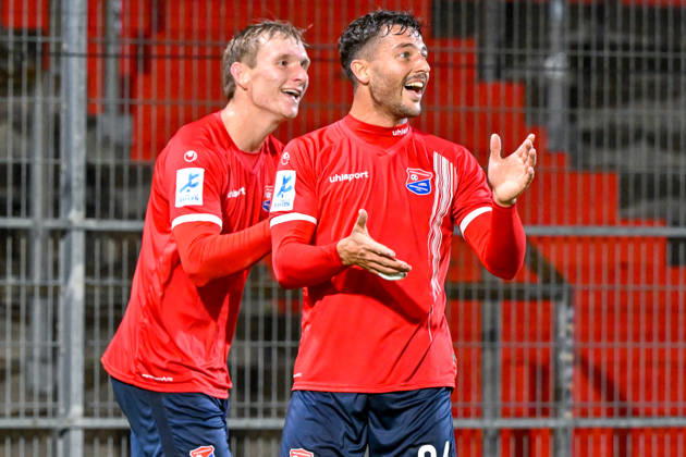 v.li.: Torschütze Cornelius Pfeiffer (Unterhaching, 22) und Moritz Mueller (Unterhaching, 24) mit Torjubel, Jubel, Torjubel, Torerfolg, celebrate the goal, goal, celebration, Jubel ueber das Tor zum 1:0, optimistisch, Action, Aktion, 13.10.2026, Unterhaching (Deutschland), Fussball, Regionalliga Bayern, SpVgg Unterhaching - TSV 1882 Landsberg