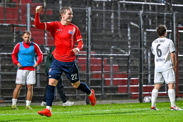 v.li.: Torschütze Cornelius Pfeiffer (Unterhaching, 22) mit Torjubel, Jubel, Torjubel, Torerfolg, celebrate the goal, goal, celebration, Jubel ueber das Tor zum 2:0, optimistisch, Action, Aktion, Lukas Bettrich (Landsberg, 6) enttaeuscht schauend, Enttaeuschung, Frustration, disappointed, pessimistisch, 13.10.2026, Unterhaching (Deutschland), Fussball, Regionalliga Bayern, SpVgg Unterhaching - TSV 1882 Landsberg
