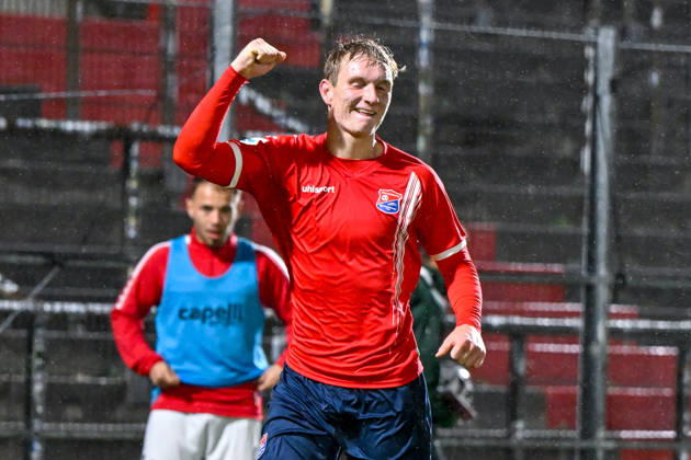 Torschütze Cornelius Pfeiffer (Unterhaching, 22) mit Torjubel, Jubel, Torjubel, Torerfolg, celebrate the goal, goal, celebration, Jubel ueber das Tor zum 2:0, optimistisch, Einzelbild, Aktion, Action, 13.10.2026, Unterhaching (Deutschland), Fussball, Regionalliga Bayern, SpVgg Unterhaching - TSV 1882 Landsberg