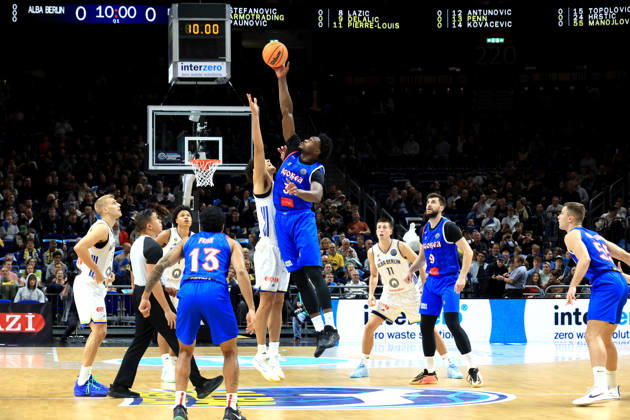 13.10.2026, Deutschland, GER, DEU, Basketball, Champions League (BCL), 1.Tag, Saison 2026 2027, Berlin, ALBA Berlin vs Igokea Anstoss, BRANDON ANGEL ( ALBA Berlin 21 ), Joel Armotrading ( Igokea 3 ) nordphoto GmbH Engler Berlin Uber-Arena Berlin Deutschland Copyright: xNordphotox xEnglerx