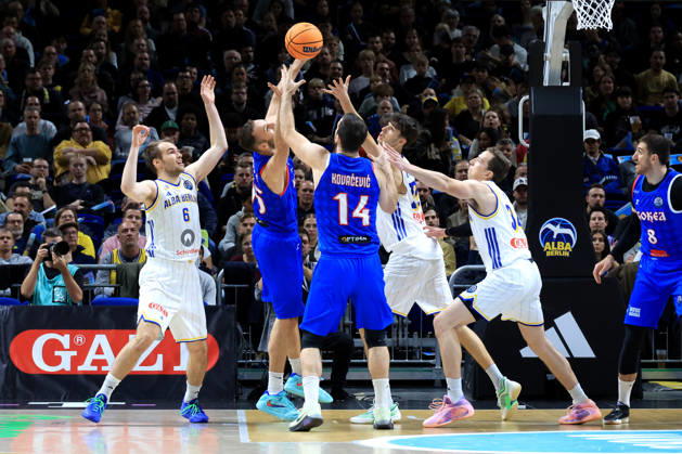 13.10.2026, Deutschland, GER, DEU, Basketball, Champions League (BCL), 1.Tag, Saison 2026 2027, Berlin, ALBA Berlin vs Igokea MALTE DELOW ( ALBA Berlin 6 ), BRANDON ANGEL ( ALBA Berlin 21 ), Justin Bean ( ALBA Berlin 34 ), Petar Kovacevic ( Igokea 14 ), Djordje Topolovic ( Igokea 15 ) nordphoto GmbH Engler Berlin Uber-Arena Berlin Deutschland Copyright: xNordphotox xEnglerx