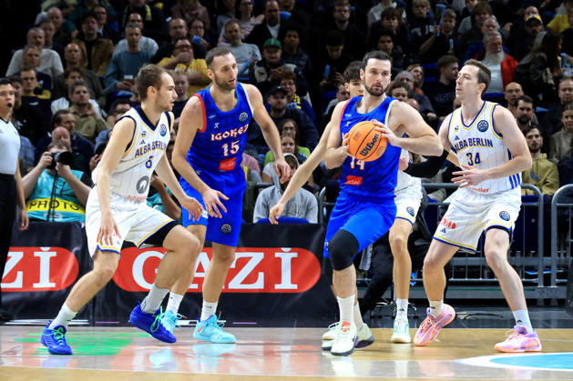 13.10.2026, Deutschland, GER, DEU, Basketball, Champions League (BCL), 1.Tag, Saison 2026 2027, Berlin, ALBA Berlin vs Igokea MALTE DELOW ( ALBA Berlin 6 ), BRANDON ANGEL ( ALBA Berlin 21 ), Justin Bean ( ALBA Berlin 34 ), Petar Kovacevic ( Igokea 14 ), Djordje Topolovic ( Igokea 15 ) nordphoto GmbH Engler Berlin Uber-Arena Berlin Deutschland Copyright: xNordphotox xEnglerx