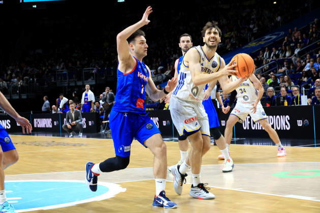 13.10.2026, Deutschland, GER, DEU, Basketball, Champions League (BCL), 1.Tag, Saison 2026 2027, Berlin, ALBA Berlin vs Igokea JULIUS BOEHMER ( ALBA Berlin 44 ), Uros Paunovic ( Igokea 7 ) nordphoto GmbH Engler Berlin Uber-Arena Berlin Deutschland Copyright: xNordphotox xEnglerx
