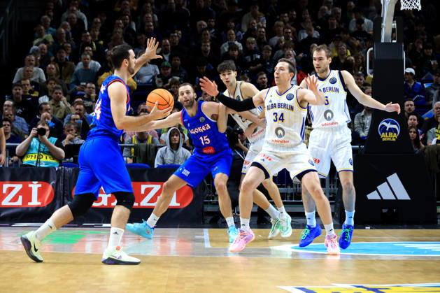 13.10.2026, Deutschland, GER, DEU, Basketball, Champions League (BCL), 1.Tag, Saison 2026 2027, Berlin, ALBA Berlin vs Igokea MALTE DELOW ( ALBA Berlin 6 ), BRANDON ANGEL ( ALBA Berlin 21 ), Justin Bean ( ALBA Berlin 34 ), Petar Kovacevic ( Igokea 14 ), Djordje Topolovic ( Igokea 15 ) nordphoto GmbH Engler Berlin Uber-Arena Berlin Deutschland Copyright: xNordphotox xEnglerx