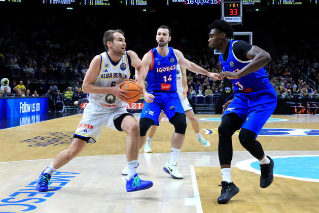 13.10.2026, Deutschland, GER, DEU, Basketball, Champions League (BCL), 1.Tag, Saison 2026 2027, Berlin, ALBA Berlin vs Igokea MALTE DELOW ( ALBA Berlin 6 ), Petar Kovacevic ( Igokea 14 ), Joel Armotrading ( Igokea 3 ) nordphoto GmbH Engler Berlin Uber-Arena Berlin Deutschland Copyright: xNordphotox xEnglerx