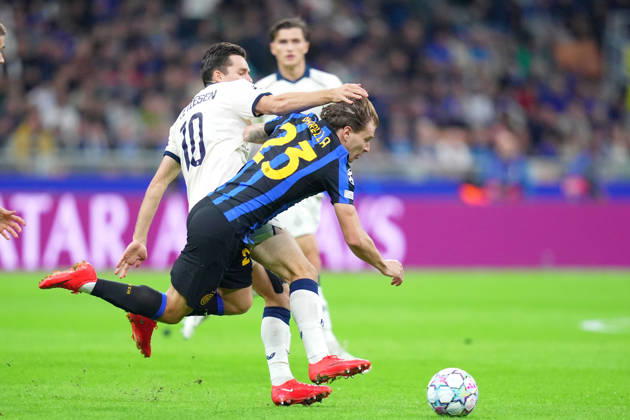 Inter Milan’s Nicolo Barella fights for the ball with Brugge’s Hugo Vetlesen during the Uefa Champions League soccer match between Inter and Club Brugge at San Siro Stadium in Milan , Italy - October 13 , 2026. - Soccer  Copyright: xSpada LaPressex