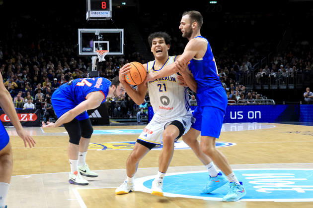 13.10.2026, Deutschland, GER, DEU, Basketball, Champions League (BCL), 1.Tag, Saison 2026 2027, Berlin, ALBA Berlin vs Igokea BRANDON ANGEL ( ALBA Berlin 21 ), Djordje Topolovic ( Igokea 15 ) nordphoto GmbH Engler Berlin Uber-Arena Berlin Deutschland Copyright: xNordphotox xEnglerx