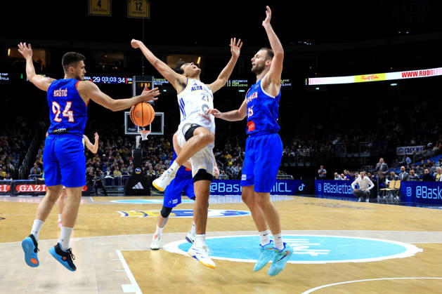 13.10.2026, Deutschland, GER, DEU, Basketball, Champions League (BCL), 1.Tag, Saison 2026 2027, Berlin, ALBA Berlin vs Igokea BRANDON ANGEL ( ALBA Berlin 21 ), Djordje Topolovic ( Igokea 15 ), Armin Hrstic ( Igokea 24 ) nordphoto GmbH Engler Berlin Uber-Arena Berlin Deutschland Copyright: xNordphotox xEnglerx