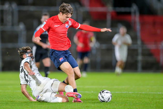 v.li.: Kilian Pittrich (Landsberg, 21) Jakob Schmid (Unterhaching, 15) im Zweikampf, Duell, duel, tackle, Dynamik, Action, Aktion, 13.10.2026, Unterhaching (Deutschland), Fussball, Regionalliga Bayern, SpVgg Unterhaching - TSV 1882 Landsberg