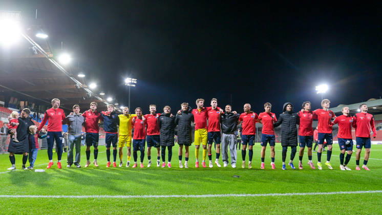 Unterhachinger Spieler bedanken sich bei den Fans, bedanken, Dank, Feiern, optimistisch, 13.10.2026, Unterhaching (Deutschland), Fussball, Regionalliga Bayern, SpVgg Unterhaching - TSV 1882 Landsberg