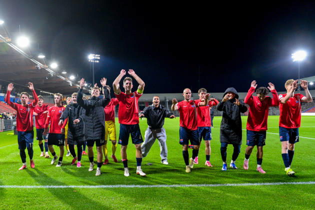 Unterhachinger Spieler bedanken sich bei den Fans, bedanken, Dank, Feiern, optimistisch, 13.10.2026, Unterhaching (Deutschland), Fussball, Regionalliga Bayern, SpVgg Unterhaching - TSV 1882 Landsberg