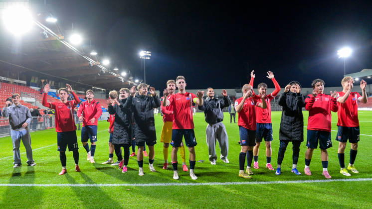 Unterhachinger Spieler bedanken sich bei den Fans, bedanken, Dank, Feiern, optimistisch, 13.10.2026, Unterhaching (Deutschland), Fussball, Regionalliga Bayern, SpVgg Unterhaching - TSV 1882 Landsberg
