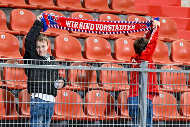 Zwein Kinder halten einen Unterhachinger Schal hoch, 13.10.2026, Unterhaching (Deutschland), Fussball, Regionalliga Bayern, SpVgg Unterhaching - TSV 1882 Landsberg