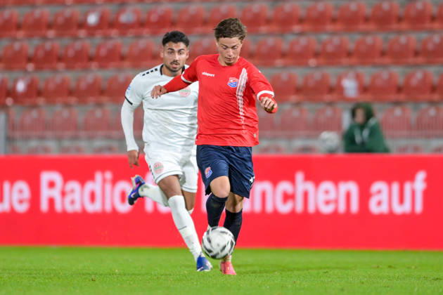v.li.: Benito Alisanovic (Landsberg, 4) Samuel Weiss (Unterhaching, 17) im Zweikampf, Duell, duel, tackle, Dynamik, Action, Aktion, 13.10.2026, Unterhaching (Deutschland), Fussball, Regionalliga Bayern, SpVgg Unterhaching - TSV 1882 Landsberg