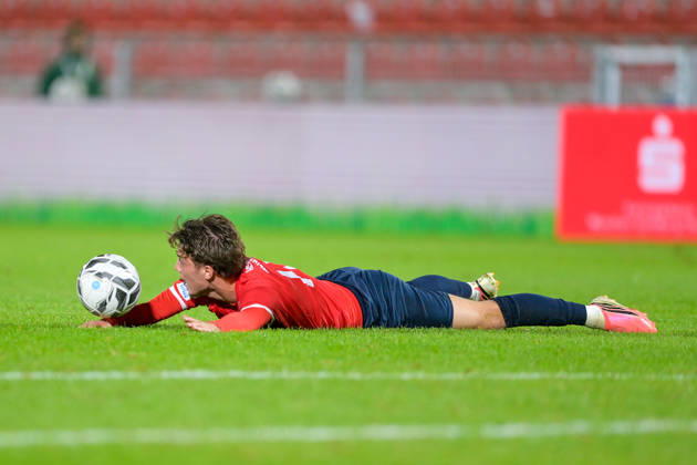 Samuel Weiss (Unterhaching, 17) liegt nach einem Foul am Boden, Freisteller, Einzelbild, Aktion, Action, 13.10.2026, Unterhaching (Deutschland), Fussball, Regionalliga Bayern, SpVgg Unterhaching - TSV 1882 Landsberg