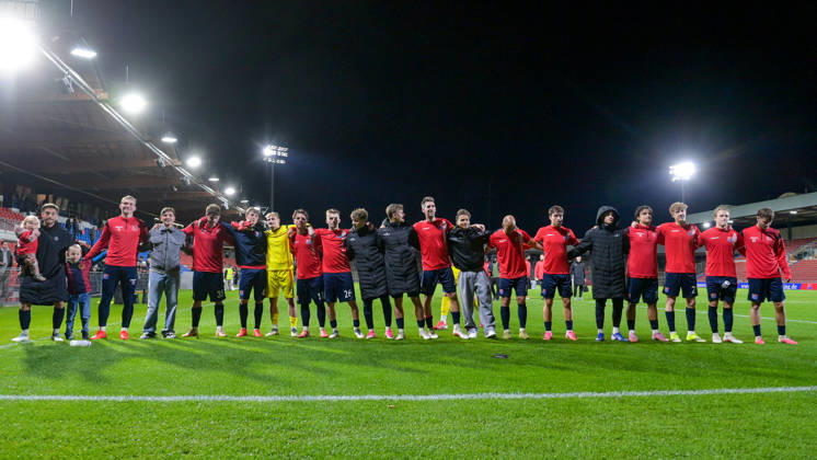 Unterhachinger Spieler bedanken sich bei den Fans, bedanken, Dank, Feiern, optimistisch, 13.10.2026, Unterhaching (Deutschland), Fussball, Regionalliga Bayern, SpVgg Unterhaching - TSV 1882 Landsberg