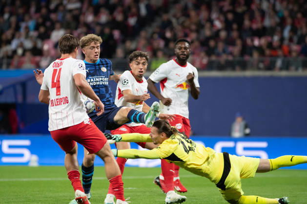 UEFA Champions League: RB Leipzig vs. PSV Eindhoven, 13.10.26 Torwart Maarten Vandevoordt (26, RB Leipzig) klärt gegen Sven Mijnans (21, PSV Eindhoven). Fußball, UEFA Champions League, Saison 2026 2027: RB Leipzig vs. PSV Eindhoven am 13.10.2026 in der Red Bull Arena, Leipzig. Copyright: xBEAUTIFULxSPORTS JanxKaeferx