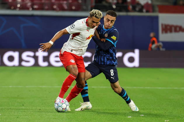 Deutschland: Fußball - UEFA Champions League - Saison 2026 - 2027, 2. Spieltag - RB Leipzig gegen PSV Eindhoven, Red Bull Arena (Leipzig): Zweikampf von Antonio Nusa (RB Leipzig, 7) und Sergino Dest (PSV Eindhoven, 8) Copyright: xLucasxWalterx