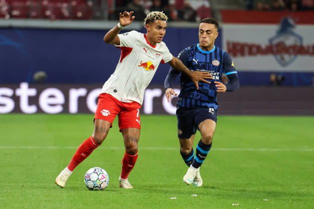 Deutschland: Fußball - UEFA Champions League - Saison 2026 - 2027, 2. Spieltag - RB Leipzig gegen PSV Eindhoven, Red Bull Arena (Leipzig): Zweikampf von Antonio Nusa (RB Leipzig, 7) und Sergino Dest (PSV Eindhoven, 8) Copyright: xLucasxWalterx