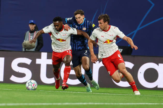 Deutschland: Fußball - UEFA Champions League - Saison 2026 - 2027, 2. Spieltag - RB Leipzig gegen PSV Eindhoven, Red Bull Arena (Leipzig): Zweikampf von Ridle Baku (RB Leipzig, 17) und Ruben van Bommel (PSV Eindhoven, 7) Copyright: xLucasxWalterx