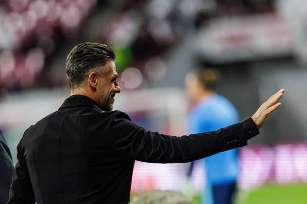 13.10.2026, GER, Fussball, Herren, UEFA Chempionsleague 2026 2027, RB Leipzig vs. PSV Eindhoven Martin Demichelis (Coach RB Leipzig) grüßt Leipzig Red Bull Arena Sachsen Deutschland Copyright: xNordphoto Trienitzx