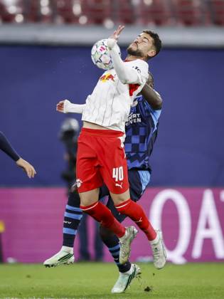 LEIPZIG - (lr) RÃ mulo Cardoso of RB Leipzig and Lutsharel Geertruida of PSV Eindhoven jump for the ball during the UEFA Champions League match between RB Leipzig and PSV Eindhoven at the RB Arena on October 13, 2026 in Leipzig, Germany. MAURICE VAN STEEN ANP xVIxANPxSportx xxANPxIVx 572346053 originalFilename: 572346053.jpg
