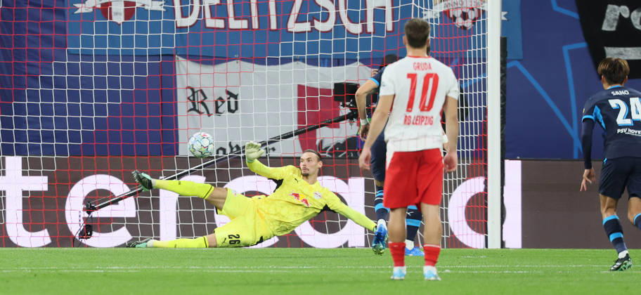 RB Leipzig - PSV Eindhoven Champions League Leipzig, 13.10.2026, Red Bull Arena, Fussball, UEFA Champions League , Gruppenphase, 2.Spieltag, RB Leipzig vs. PSV Eindhoven , Im Bild: Torwart Maarten Vandevoordt (26, RB Leipzig) pariert einen Elfmeter. , Nur zur redaktionellen Nutzung. Only editorial use. , UEFA regulations prohibit any use of photographs as image sequences and or quasi-video. ,