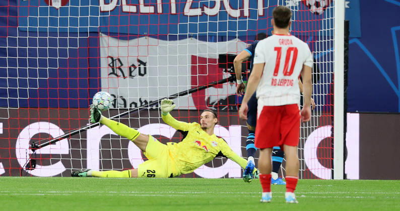 RB Leipzig - PSV Eindhoven Champions League Leipzig, 13.10.2026, Red Bull Arena, Fussball, UEFA Champions League , Gruppenphase, 2.Spieltag, RB Leipzig vs. PSV Eindhoven , Im Bild: Torwart Maarten Vandevoordt (26, RB Leipzig) pariert einen Elfmeter. , Nur zur redaktionellen Nutzung. Only editorial use. , UEFA regulations prohibit any use of photographs as image sequences and or quasi-video. ,