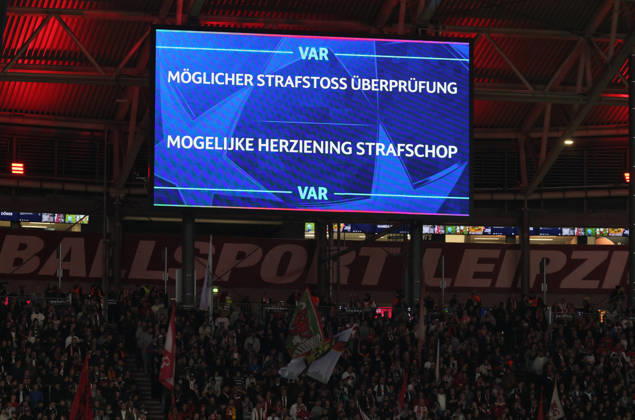 RB Leipzig - PSV Eindhoven Champions League Leipzig, 13.10.2026, Red Bull Arena, Fussball, UEFA Champions League , Gruppenphase, 2.Spieltag, RB Leipzig vs. PSV Eindhoven , Im Bild: Videobeweis, Videoassistent, Video-assistent, VAR, review area. Nur zur edaktionellen Nutzung. Only editorial use. , UEFA regulations prohibit any use of photographs as image sequences and or quasi-video. ,