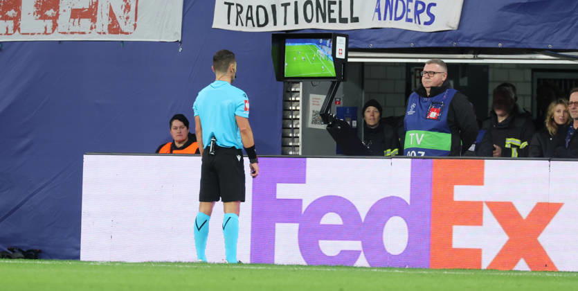 RB Leipzig - PSV Eindhoven Champions League Leipzig, 13.10.2026, Red Bull Arena, Fussball, UEFA Champions League , Gruppenphase, 2.Spieltag, RB Leipzig vs. PSV Eindhoven , Im Bild: Schiedsrichter Nicholas Walsh, Videobeweis, Videoassistent, Video-assistent, VAR, review area , Nur zur redaktionellen Nutzung. Only editorial use. , UEFA regulations prohibit any use of photographs as image sequences and or quasi-video. ,