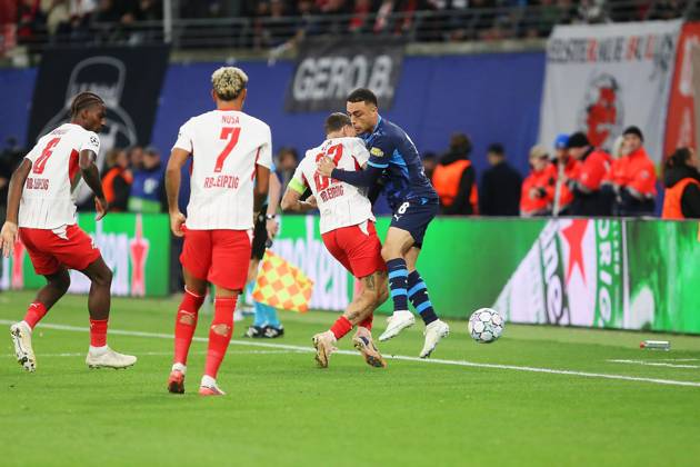 Leipzig, Sachsen, Deutschland, 13.10.2026: Red-Bull-Arena: UEFA Champions League 2026 27: RB Leipzig - PSV Eindhoven: Ezechiel Banzuzi (6, RBL), Antonio Nusa (7, RBL), David Raum (22, RBL), Sergino Dest (8, Eindhoven) Copyright: xdtsxNachrichtenagenturx dts_138650