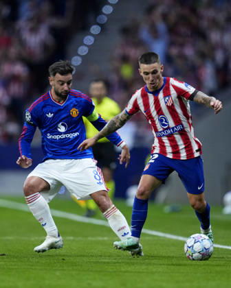 ESP: Atletico de Madrid v Manchester United, ManU FC. UEFA Champions League. Matchday 2. Alejandro Grimaldo of Atletico de Madrid and Bruno Fernandes of Manchester United during the UEFA Champions League match between Atletico de Madrid and Manchester United FC played at Riyadh Metropolitano Stadium on 13 Oct 2026 in Barcelona, Spain. kpng Copyright: xCesarxCebollax xPRESSINPHOTOx PS_2627_ATM_MANU_056