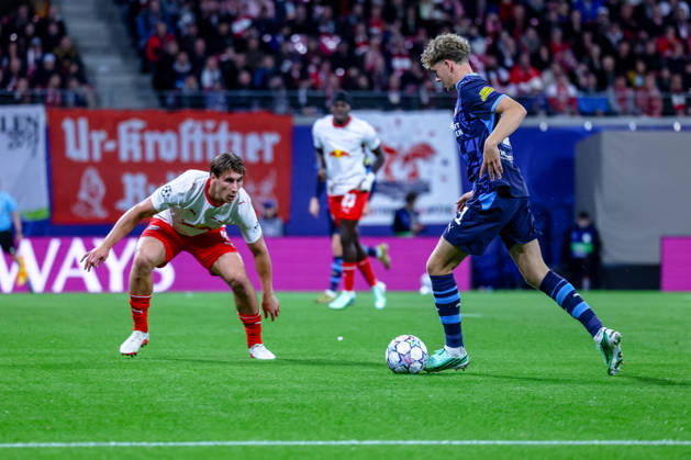 Willi Orban (RB Leipzig, 04) verteidigt gegen Sven Mijnans (PSV Eindhoven, 21) am Ball, GER, RB Leipzig vs. PSV Eindhoven, Fussball, UEFA Champions League, 2. Spieltag, Spielzeit 2026 2027, 13.10.2026 GER, RB Leipzig vs. PSV Eindhoven, Fussball, UEFA Champions League, 2. Spieltag, Spielzeit 2026 2027, 13.10.2026 Deutschland Copyright: xEibner-Pressefoto LauraxRoemerx EP_LRR