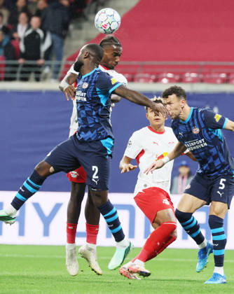 RB Leipzig - PSV Eindhoven Champions League Leipzig, 13.10.2026, Red Bull Arena, Fussball, UEFA Champions League , Gruppenphase, 2.Spieltag, RB Leipzig vs. PSV Eindhoven , Im Bild von links: Lutsharel Geertruida ( 2, PSV), Ezechiel Banzuzi (6, RB Leipzig), Ivan Perisic ( 5, PSV). , Nur zur redaktionellen Nutzung. Only editorial use. , UEFA regulations prohibit any use of photographs as image sequences and or quasi-video. ,