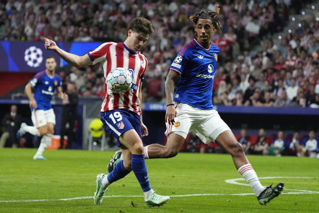 ATLETICO DE MADRID v Manchester United, ManU CHAMPIONS LEAGUE 2026 2027. LEAGUE PHASE. ROUND 2. Atletico de Madrid s Julian Alvarez (l) and Manchester United s Ayden Heaven during Champions League 2026 2027, League Phase, match 2. October 13 ,2026. (ALTERPHOTOS Acero) MadridSpain  Copyright: xAcerox