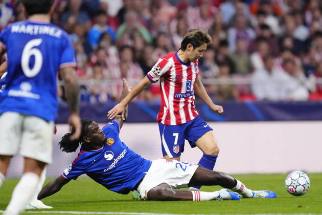 Atletico de Madrid v Manchester United, ManU - UEFA Champions League 2026 27 League Phase MD2 Kang-in Lee attacking midfield of Atletico de Madrid and Korea, South and Ayden Heaven centre-back of Manchester United and England compete for the ball during the UEFA Champions League 2026 27 League Phase MD2 match between Atletico de Madrid and Manchester United at Estadio Metropolitano on October 13, 2026 in Madrid, Spain. Madrid Spain  Copyright: xJosexBretonx originalFilename:bretonhernandez-atletico261013_npIXY.jpg