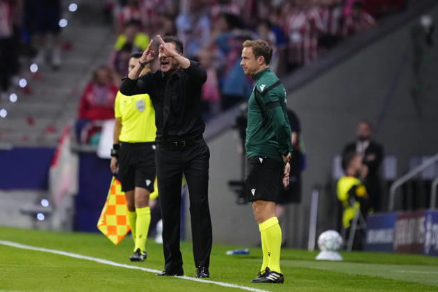 Atletico de Madrid v Manchester United, ManU - UEFA Champions League 2026 27 League Phase MD2 Diego Cholo Simeone head coach of Atletico de Madrid protest to referee during the UEFA Champions League 2026 27 League Phase MD2 match between Atletico de Madrid and Manchester United at Estadio Metropolitano on October 13, 2026 in Madrid, Spain. Madrid Spain  Copyright: xJosexBretonx originalFilename:bretonhernandez-atletico261013_nph7N.jpg