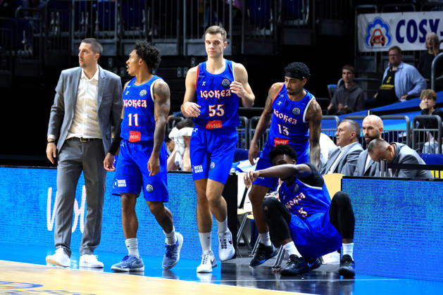 13.10.2026, Deutschland, GER, DEU, Basketball, Champions League (BCL), 1.Tag, Saison 2026 2027, Berlin, ALBA Berlin vs Igokea CHEFTRAINER Nenad Stefanovic ( Igokea ), Nate Pierre-Louis ( Igokea 11 ), Igokea-Spielerkreis, Nikola Manojlovic ( Igokea 55 ), Roman Penn ( Igokea 13 ), Joel Armotrading ( Igokea 3 ) nordphoto GmbH Engler Berlin Uber-Arena Berlin Deutschland Copyright: xNordphotox xEnglerx