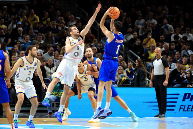 13.10.2026, Deutschland, GER, DEU, Basketball, Champions League (BCL), 1.Tag, Saison 2026 2027, Berlin, ALBA Berlin vs Igokea JORDAN FORD ( ALBA Berlin 3 ), MALTE DELOW ( ALBA Berlin 6 ), Lazar Stefanovic ( Igokea 1 ) nordphoto GmbH Engler Berlin Uber-Arena Berlin Deutschland Copyright: xNordphotox xEnglerx