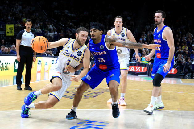 13.10.2026, Deutschland, GER, DEU, Basketball, Champions League (BCL), 1.Tag, Saison 2026 2027, Berlin, ALBA Berlin vs Igokea JORDAN FORD ( ALBA Berlin 3 ), Justin Bean ( ALBA Berlin 34 ), Roman Penn ( Igokea 13 ) nordphoto GmbH Engler Berlin Uber-Arena Berlin Deutschland Copyright: xNordphotox xEnglerx