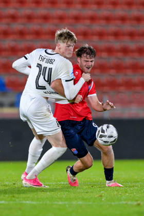 v.li.: Benedikt Kuhn (Landsberg, 24) Jeroen Krupa (Unterhaching, 9) im Zweikampf, Duell, duel, tackle, Dynamik, Action, Aktion, 13.10.2026, Unterhaching (Deutschland), Fussball, Regionalliga Bayern, SpVgg Unterhaching - TSV 1882 Landsberg