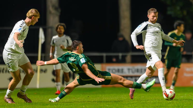 13.10.2026 - Fussball - Saison 2026 2027 - Regionalliga Bayern - 14. Spieltag: SC Eltersdorf - SV Wacker Burghausen - JoTe - xjoxtex - Luca Lechner (13, SV Wacker Burghausen ) Yannik Jassmann (9, SC Eltersdorf ) Alexander Gordok (7, SV Wacker Burghausen )