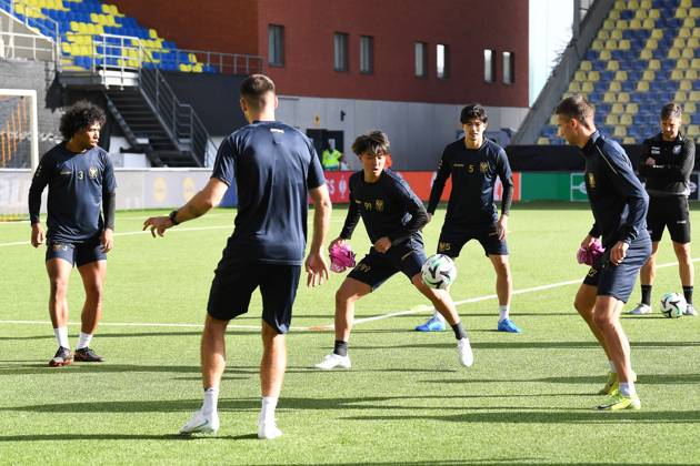 STVV s players pictured in action during a training session of Belgian soccer team Sint-Truidense VV, Wednesday 14 October 2026 in Sint-Truiden. The team is preparing for the opening match of the UEFA Conference League league phase against Georgian FC Iberia 1999 Tbilisi tomorrow. JILLxDELSAUX  x189775352x